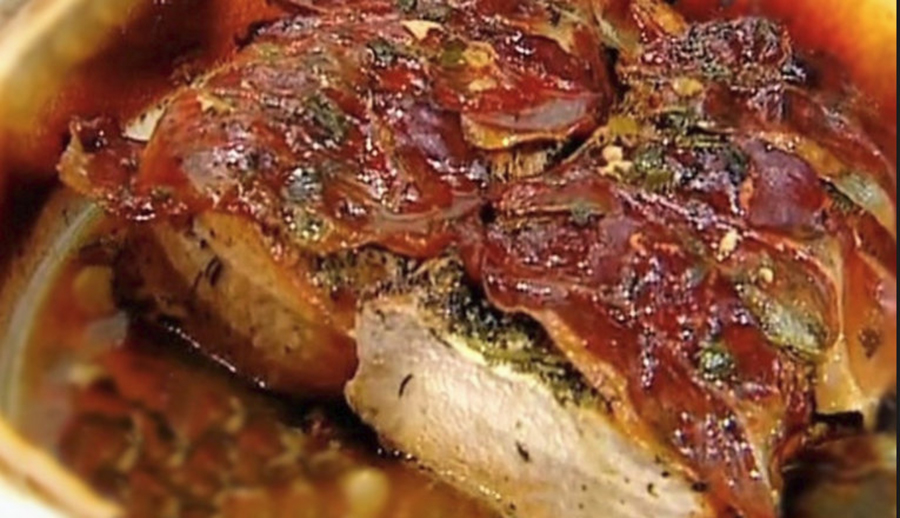 Mușchi file de porc la cuptor, în manta de verdețuri și bacon. O friptură ce merită preparată de sărbători.