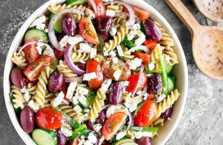 Salata buna dupa mesele copioase – Salata greceasca cu paste