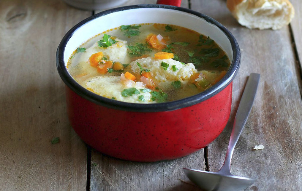 Supă de pui cu găluşte – rețeta cea mai simplă