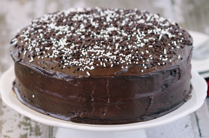 Tort festiv cu ciocolata- Se prepara rapid, din ingrediente simple