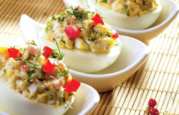 Nu există masă festivă fără un platou cu ouă umplute. Știm multe feluri de a face ouă umplute dar rețeta asta ne place în mod special