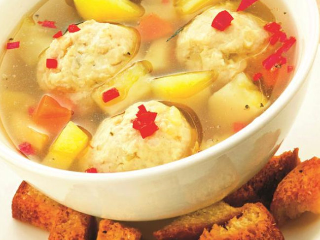 Supa de pui cu găluște cred că este supa preferată a românilor dar nu multora le ies găluștele așa cum trebuie. Haideți să vedem cum se face supa de pui cu găluște și legume